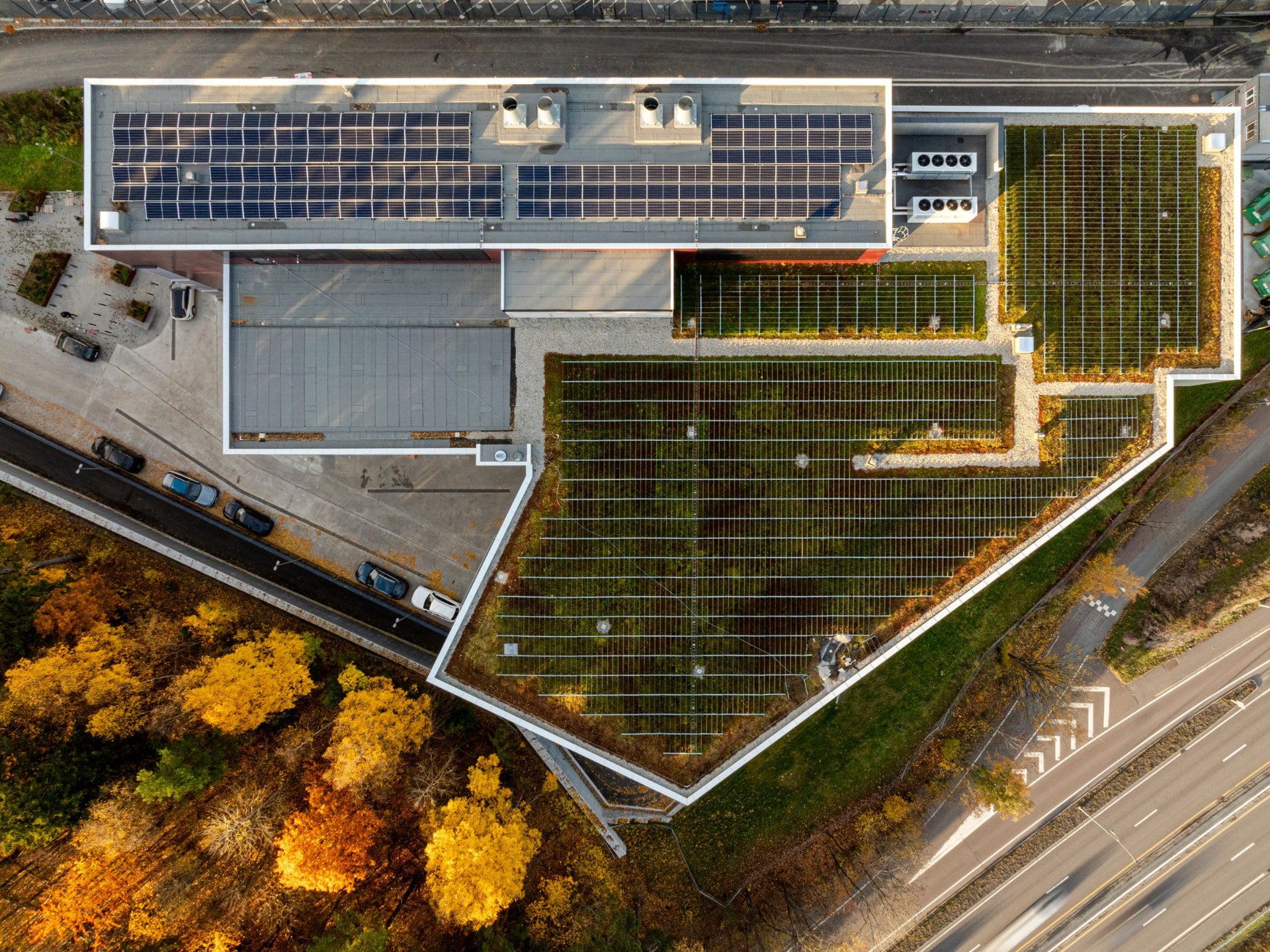Bilia Vollebekk, Oslo, Norway, with Over Easy Solar units